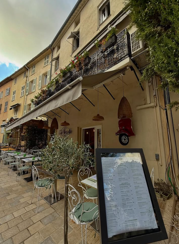Intérieur chaleureux du restaurant La Piazzetta